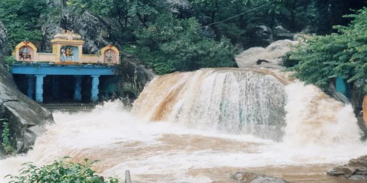 A mesmerizing waterfall cascading down 122 meters with a small temple in the middle, Kalhatti Falls near Kemmangundi offers a perfect spot for relaxation and exploration.